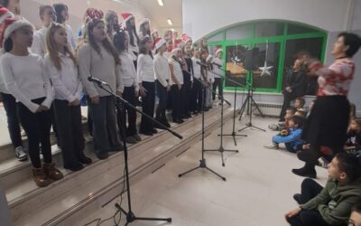 Božićna priredba u prepunom holu naše škole